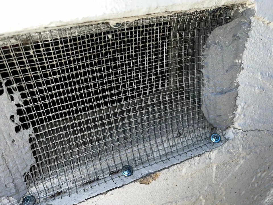 Vent fully covered with screwed-in galvanized steel mesh, with putty along the edge